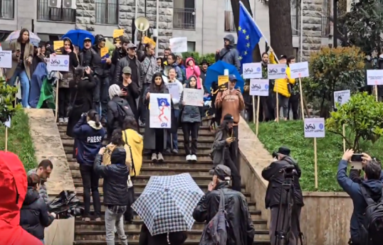 Грузины вышли на улицы из-за закона об "иноагентах"-ВИДЕО 