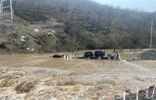 В Кяльбаджаре грузовик упал в реку: есть жертвы-ФОТО 