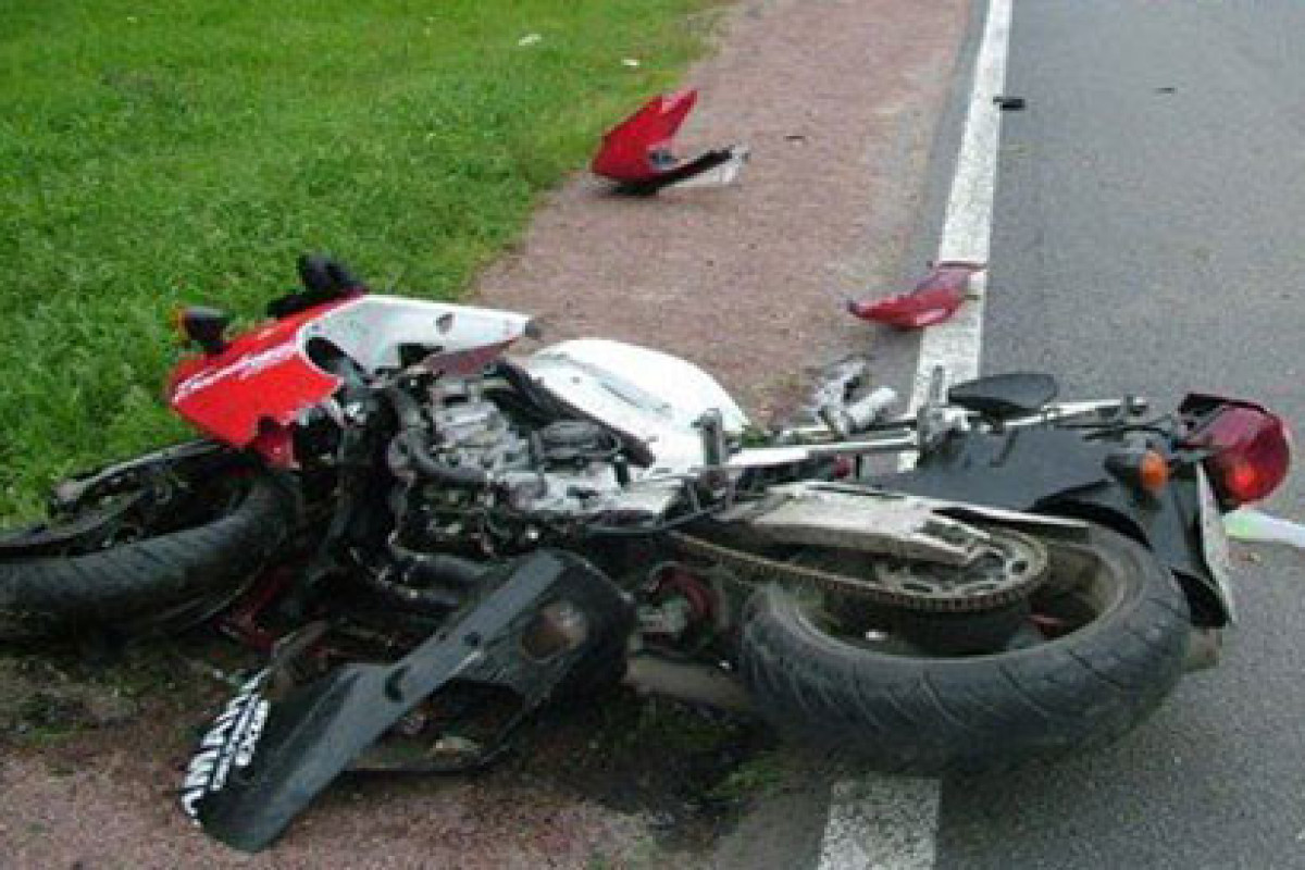 В Баку мотоциклист погиб, врезавшись в дерево