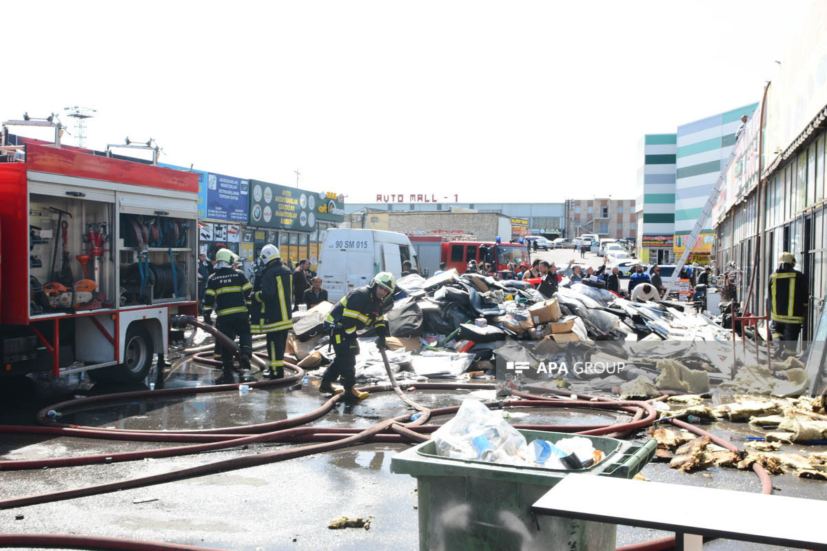 На территории "Машин базары" сгорели четыре магазина