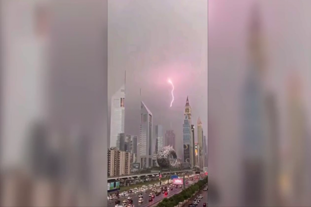 В Дубае из-за ливней затопило один из крупнейших торговых центров мира-ФОТО -ВИДЕО 