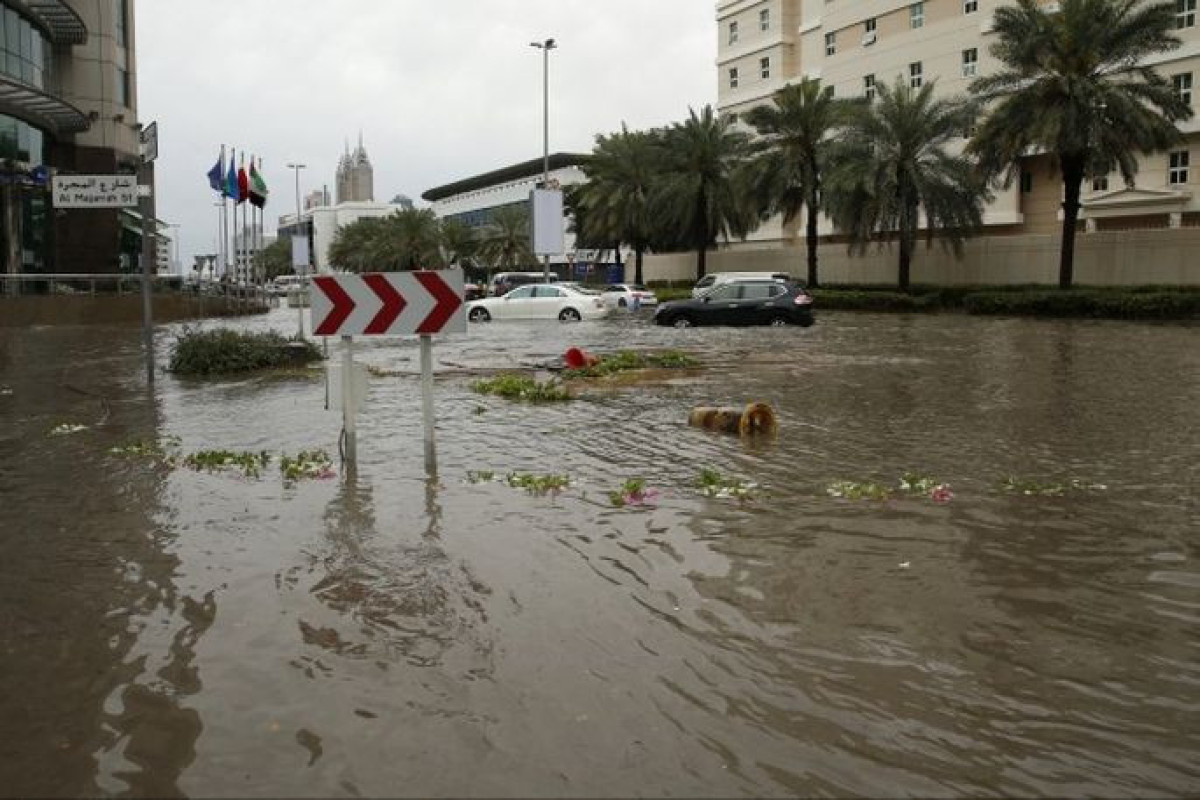 В Дубае из-за ливней затопило один из крупнейших торговых центров мира-ФОТО -ВИДЕО 