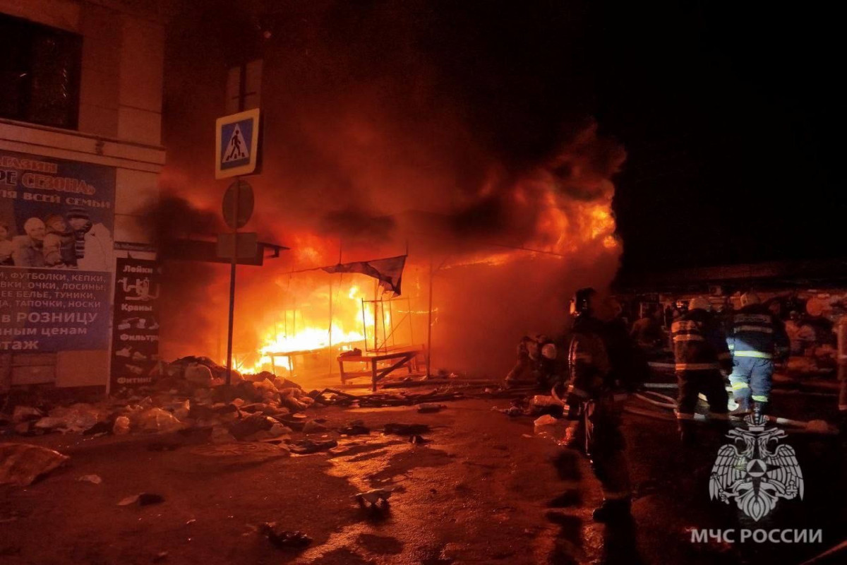 В Астрахани загорелся крупный рынок, эвакуированы более 100 человек