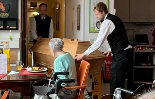 В Австрии и Германии обсуждают шокирующее фото из дома престарелых