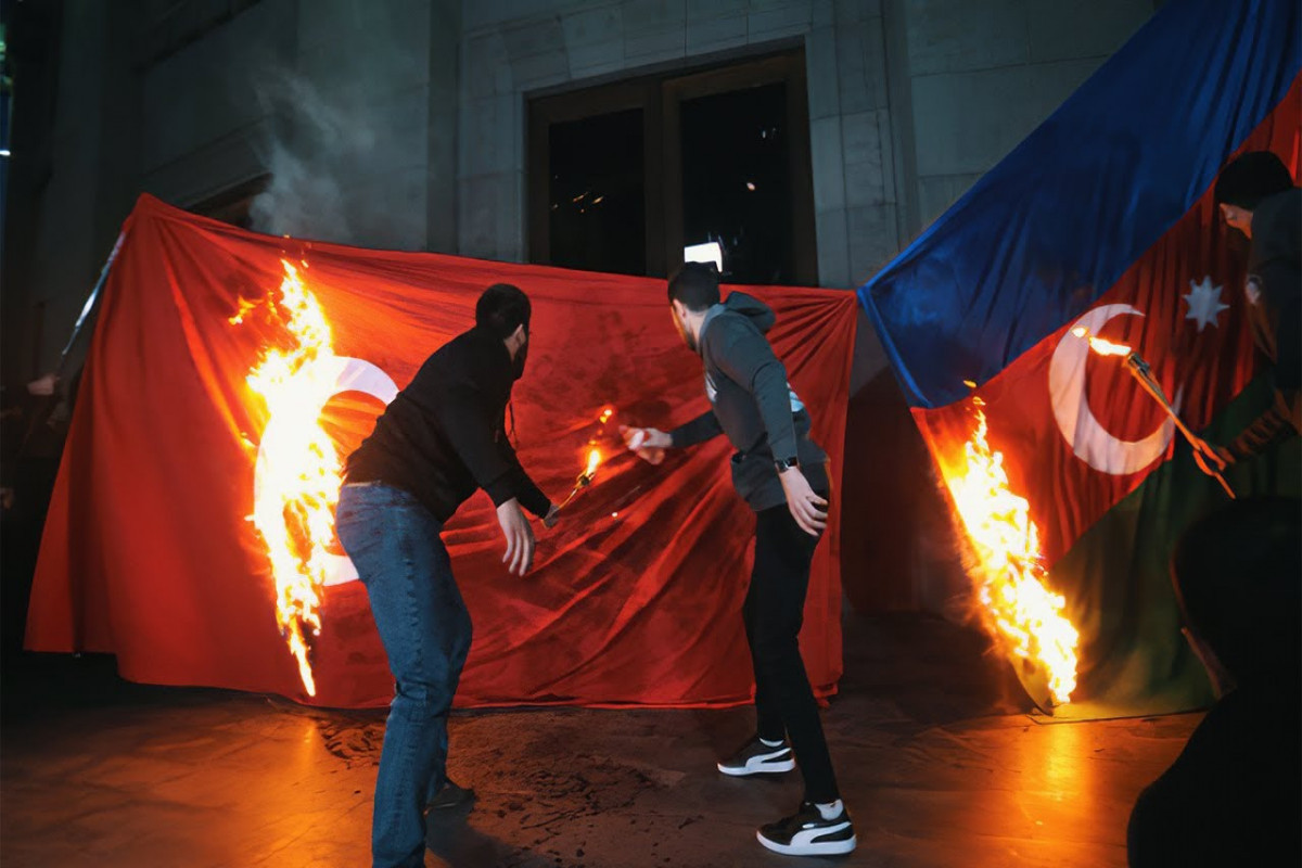 В Ереване сожгли флаги Азербайджана и Турции-ВИДЕО 