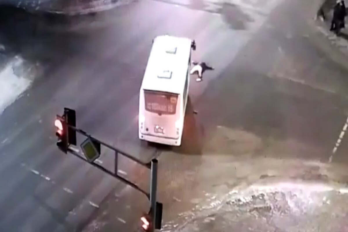 В Баку пассажирский автобус сбил пешехода