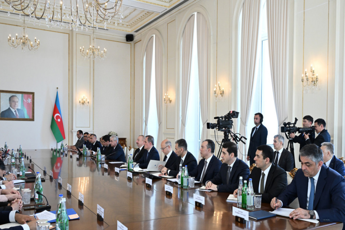 Алиев и Жапаров провели встречу в расширенном составе
