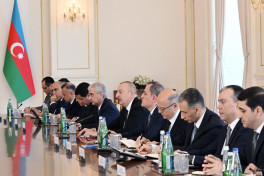 Алиев и Жапаров встретились в расширенном составе