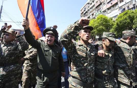 Военные присоединились к участникам протеста в Армении