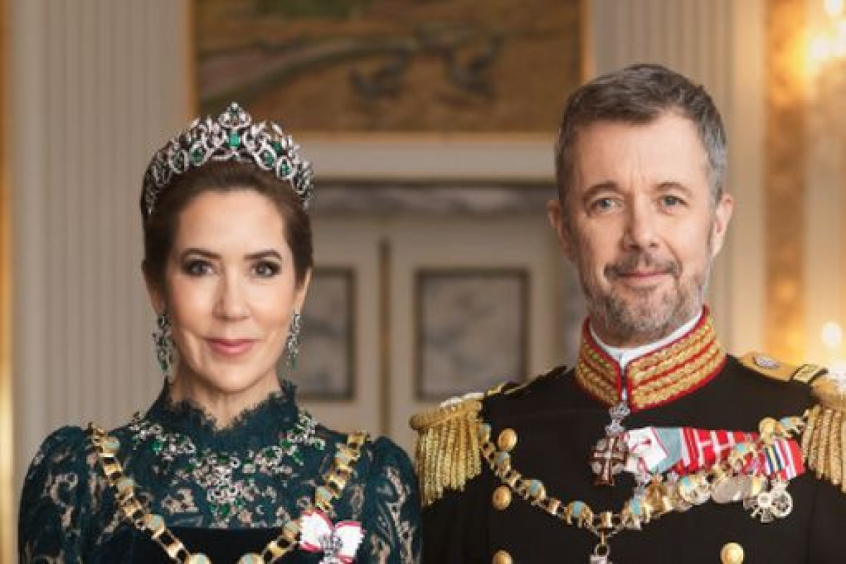Король и королева Дании представили первые официальные портреты