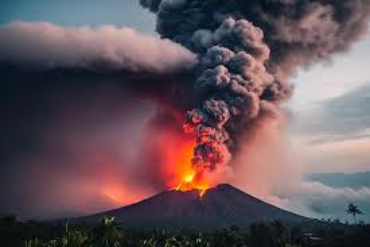 Индонезийский вулкан Руан выбросил пепел на высоту 19 км-ВИДЕО 