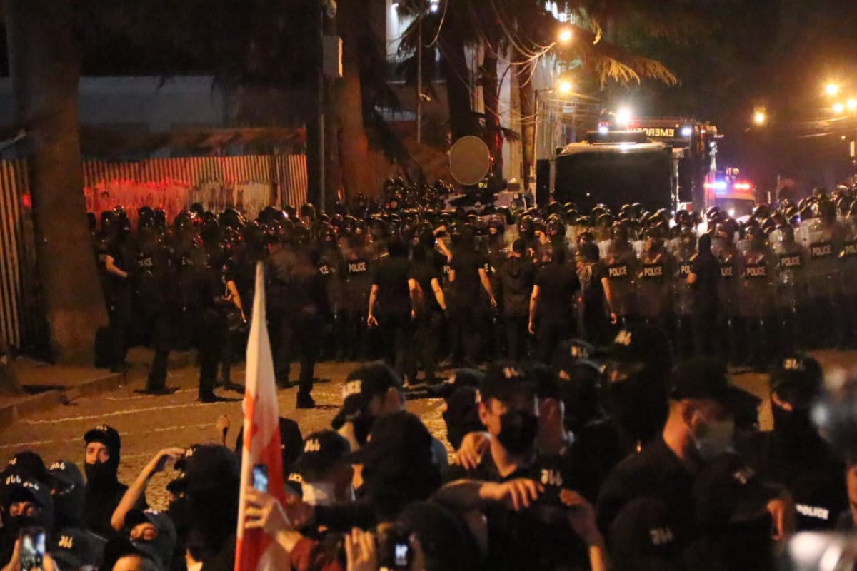 В Тбилиси возобновлена акция протеста, на территорию привлечены спецназовцы-ФОТО -ВИДЕО 