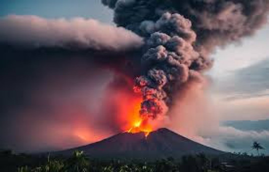 Индонезийский вулкан Руанг выбросил пепел на высоту 19 км-ВИДЕО 