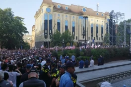 В Тбилиси прошел многотысячный митинг правящей партии за закон об иноагентах