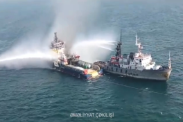 МЧС Азербайджана продолжает операцию по тушению пожара на судне в Каспийском море-ВИДЕО 
