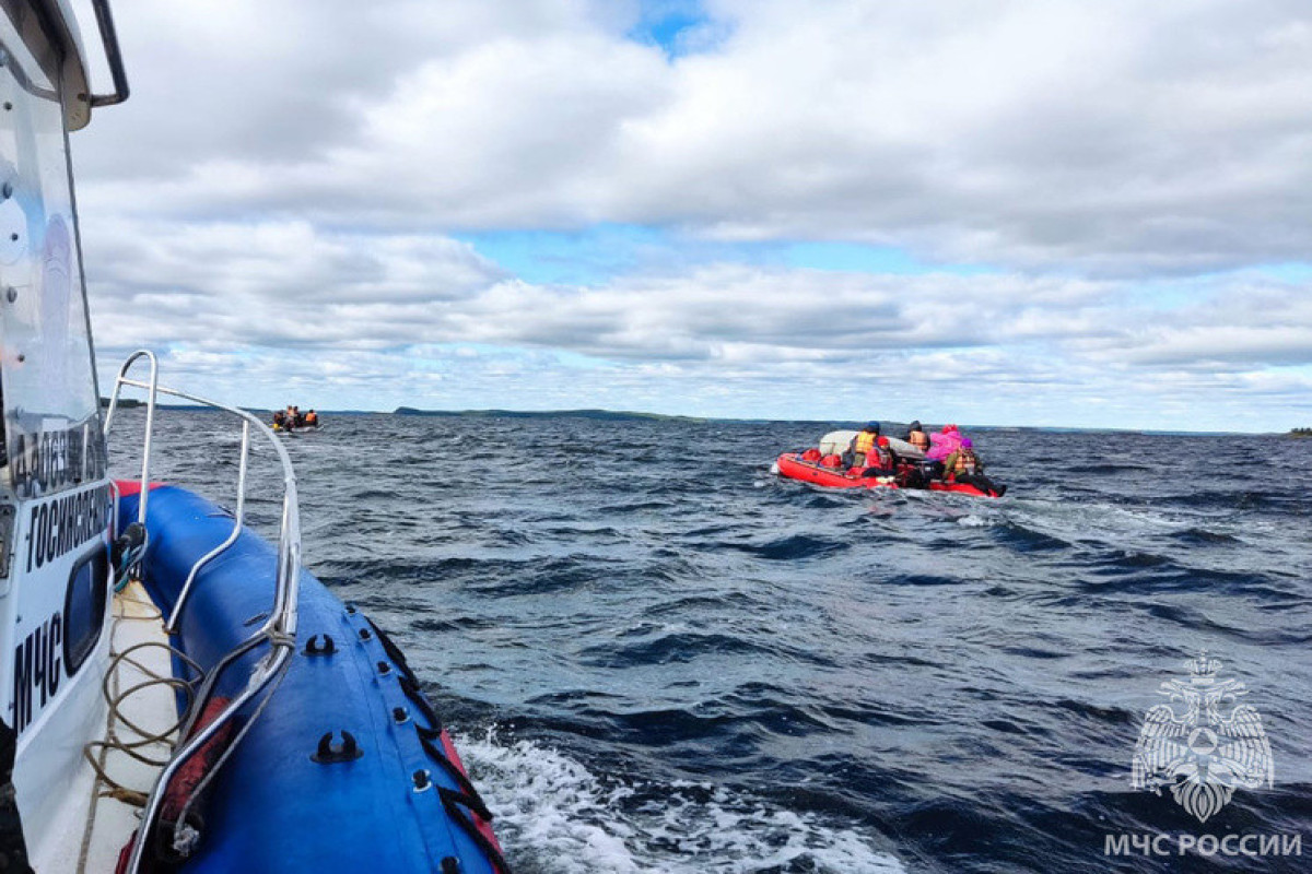 МЧС спасли мужчину, дрейфующего на неисправном катере в открытом море