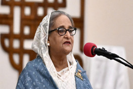 Премьер-министр Бангладеш убежала из страны на фоне беспорядков 
