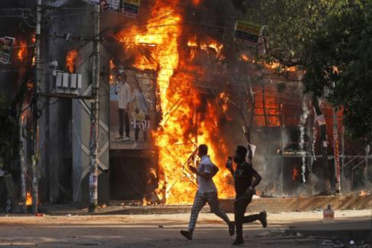В Бангладеш восемь человек сгорели заживо в подожженном протестующими отеле