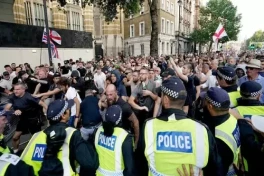 Более половины опрошенных британцев осудили протесты против мигрантов
