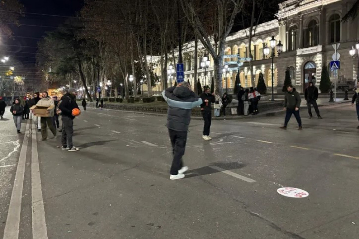 В Тбилиси у здания парламента вновь проходит митинг