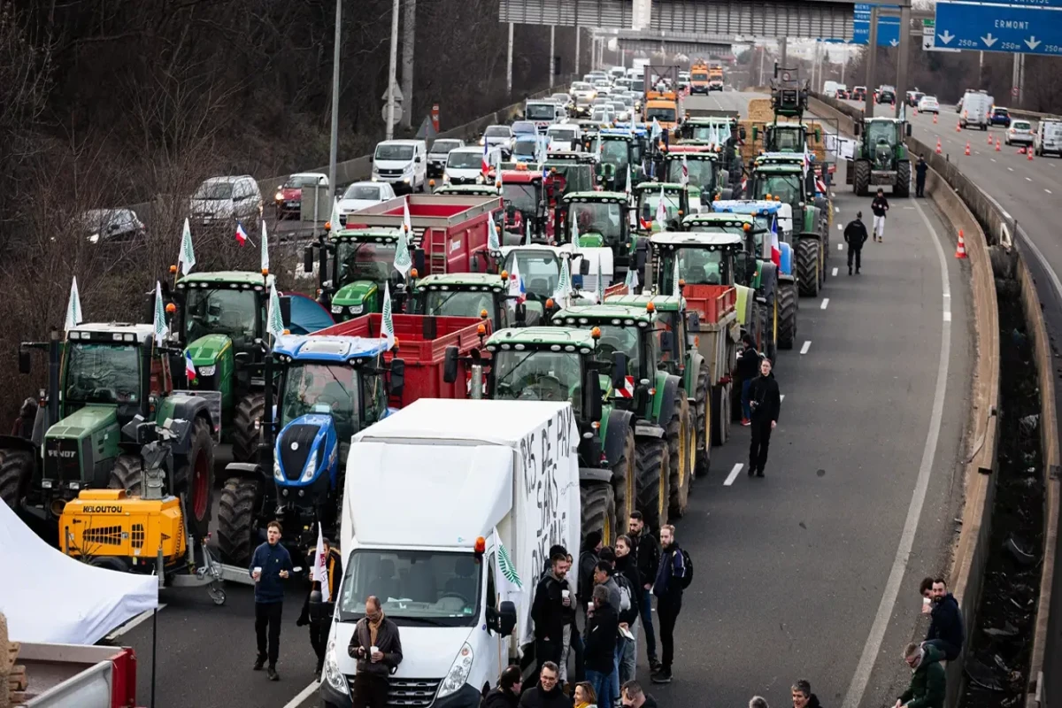 Колонны тракторов протестующих фермеров вошли в Брюссель