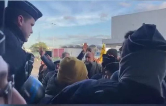 Французских фермеров задержали за погром на рынке под Парижем-ВИДЕО 