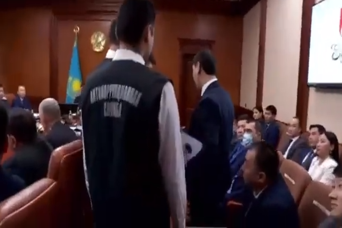 Казахстанскому чиновнику скрутили руки прямо во время заседания -ВИДЕО 