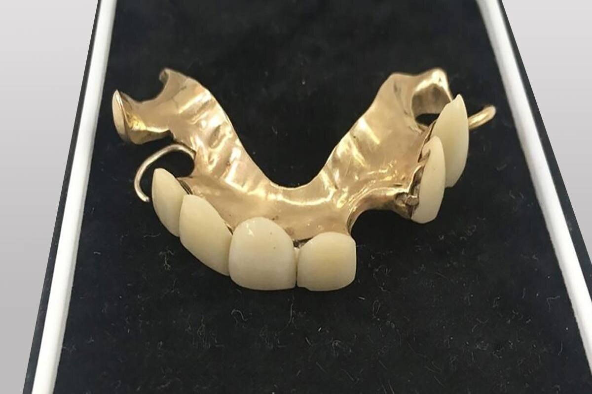 Зубной протез Черчилля ушел с молотка за $22,7 тыс.-ФОТО 
