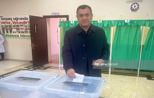 Кандидат в президенты Гудрат Гасангулиев проголосовал на выборах в Азербайджане