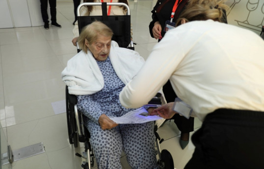 Старейшая избирательница Азербайджана проголосовала на выборах