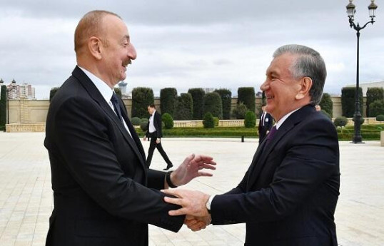 Шавкат Мирзиёев поздравил Ильхама Алиев с победой на президентских выборах