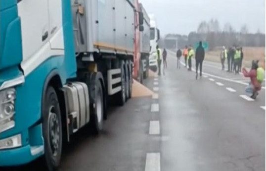 Польские фермеры высыпали зерно из грузовиков на границе с Украиной