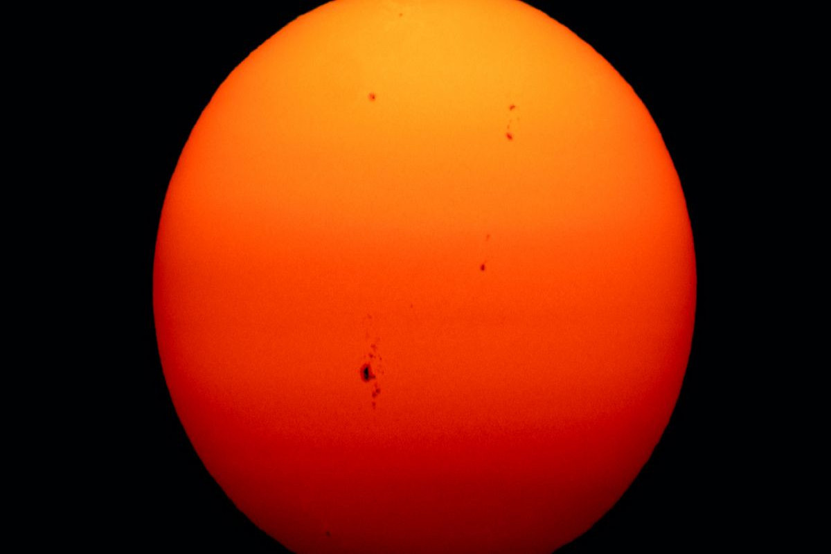 Учёных встревожили пятна на Солнце, которые во много раз больше Земли