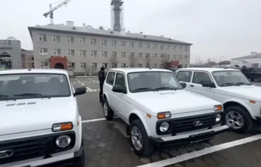 Медведев подарил чеченскому военкомату автомобили