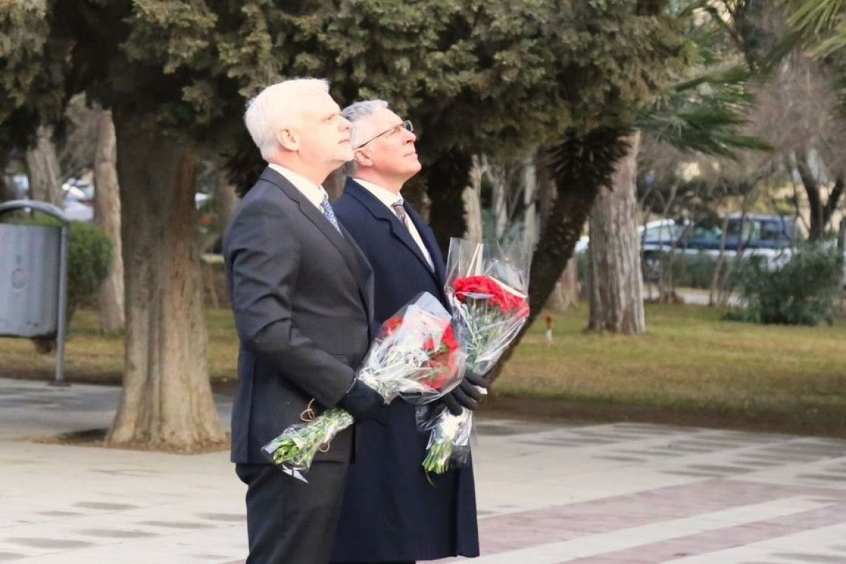 Послы США и Великобритании почтили память Навального у памятника Гусейну Джавиду -ФОТО 