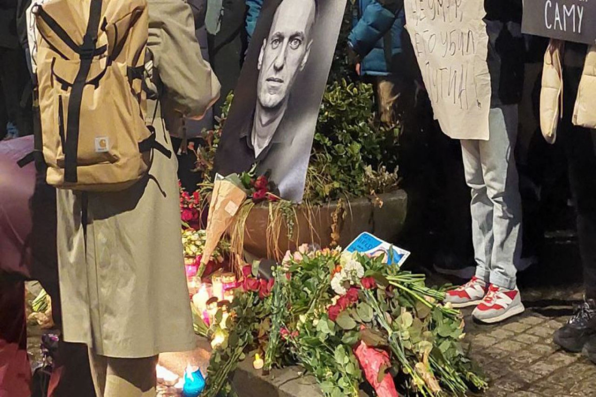 В России приносящие цветы к мемориалам Навального попадут в списки полиции