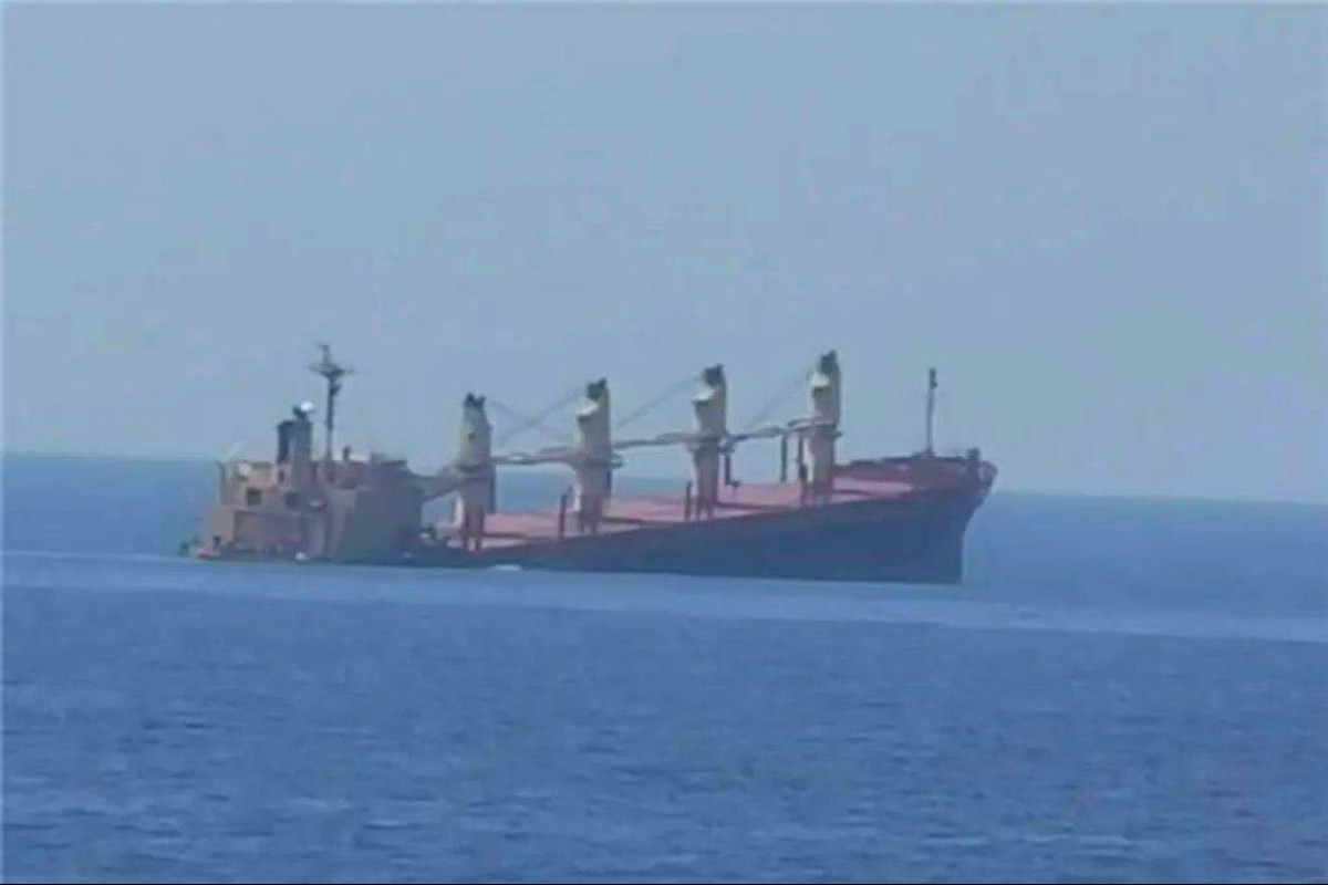 Иранские СМИ показали как после удара хуситов тонул английский корабль-ФОТО 