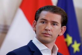 Экс-канцлер Австрии получил условный срок за одно СМС
