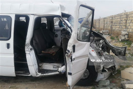 На западе Азербайджана микроавтобус столкнулся с грузовиком: есть погибший и раненые