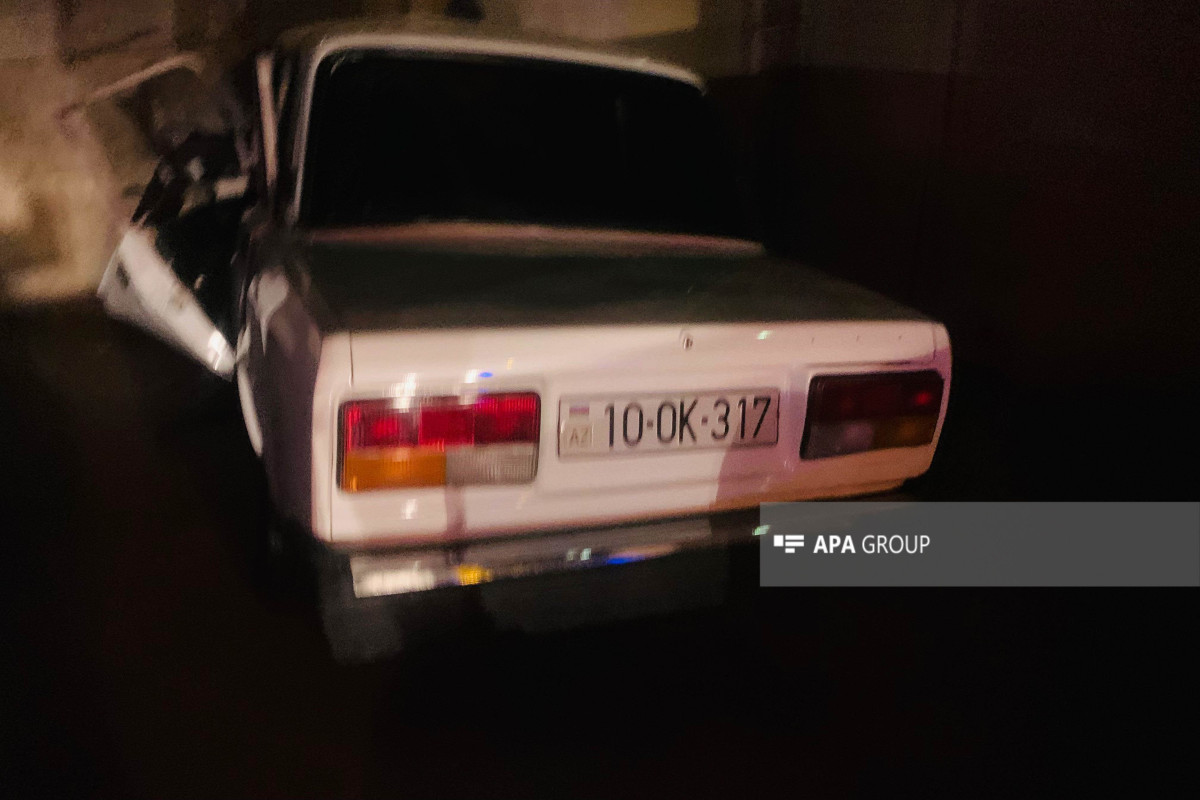 В Баку автомобиль врезался в здание ЦИК, есть пострадавшие-ФОТО 