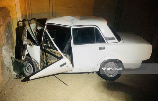 В Баку автомобиль врезался в здание ЦИК, есть пострадавшие-ФОТО 