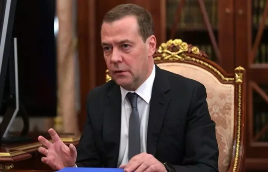 «Лягушатники. Уроды» - Медведев ответил на заявление МИД Франции 