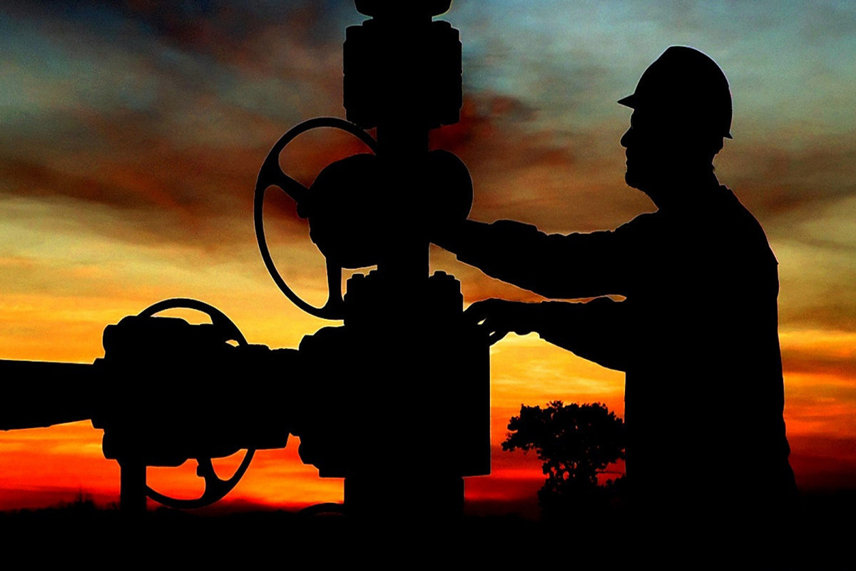 В Азербайджане из нефтяной скважины произошел выброс газа