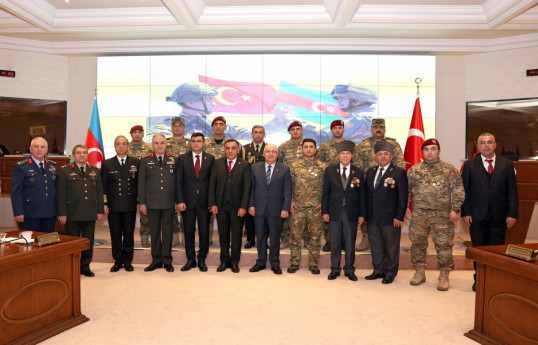 Министр обороны Турции встретился с азербайджанскими ветеранами-ФОТО 