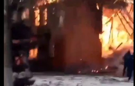 В Чечне дотла сгорел штаб полка ВС РФ-ВИДЕО 