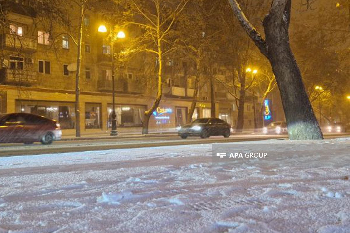 Снегопад в Баку затруднил движение автомобилей - ФОТОРЕПОРТАЖ 