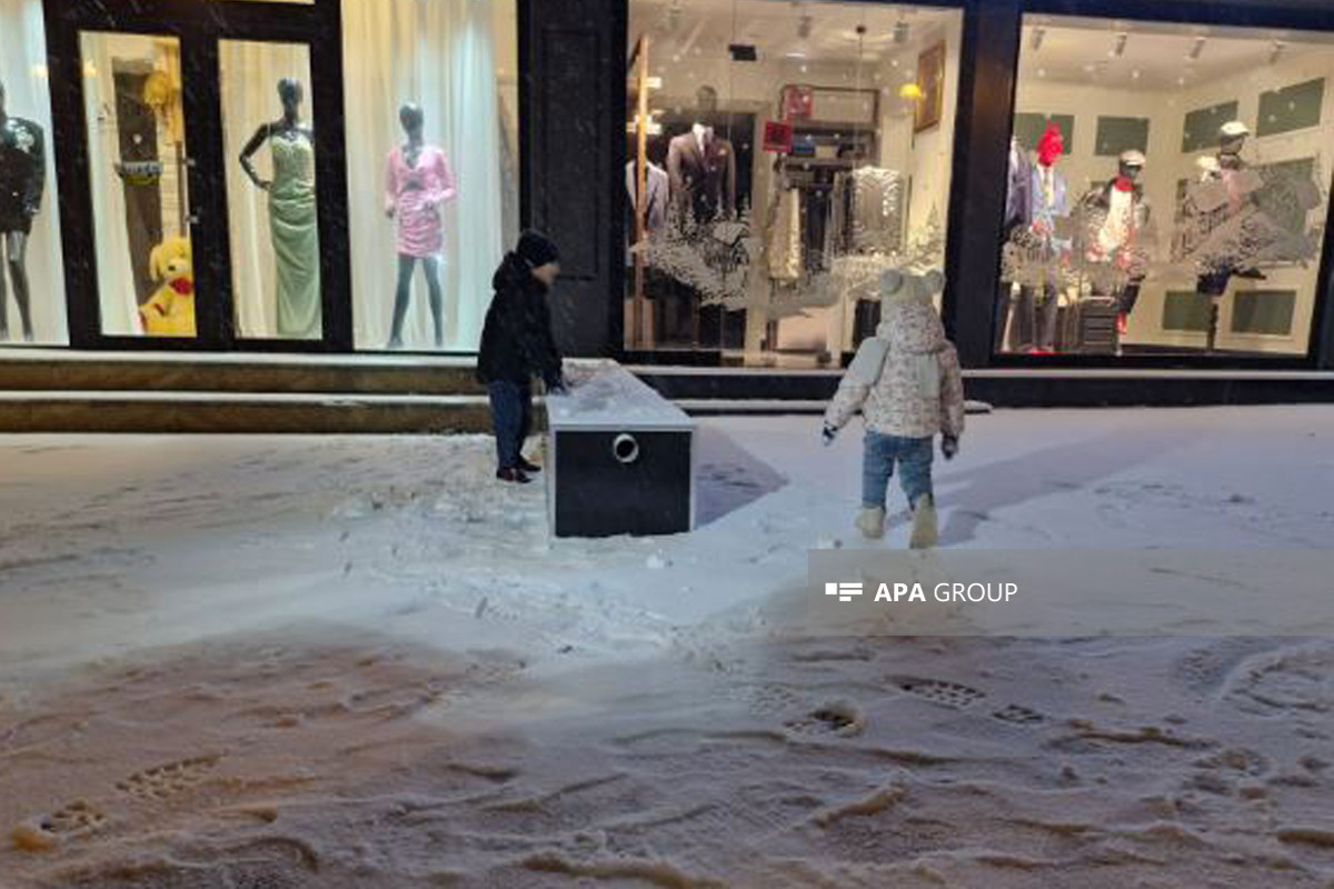 Снегопад в Баку затруднил движение автомобилей - ФОТОРЕПОРТАЖ 