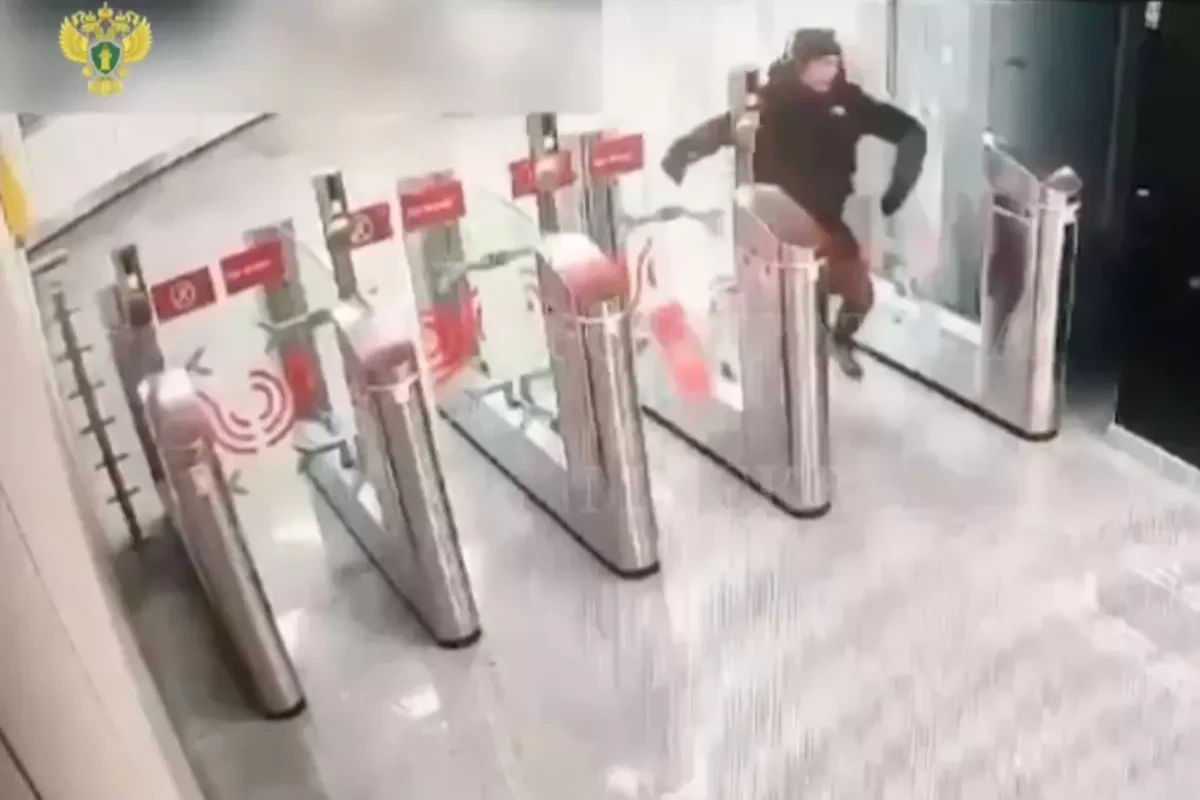 Пассажир разбил створки турникета в московском метро-ВИДЕО 
