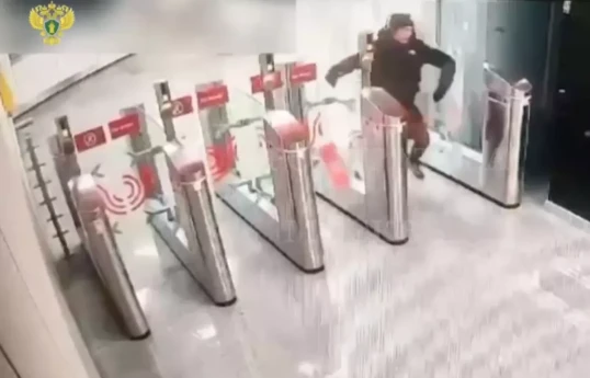 Пассажир разбил створки турникета в московском метро-ВИДЕО 