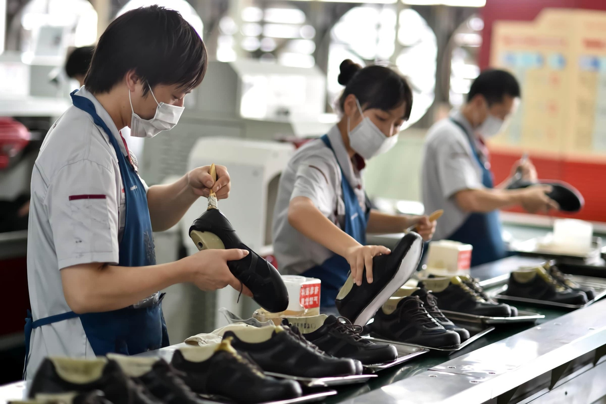 Производство товаров китай. Обувная фабрика Китай. Обувная промышленность. Фабрика обуви в Китае. Обувной завод в Китае.